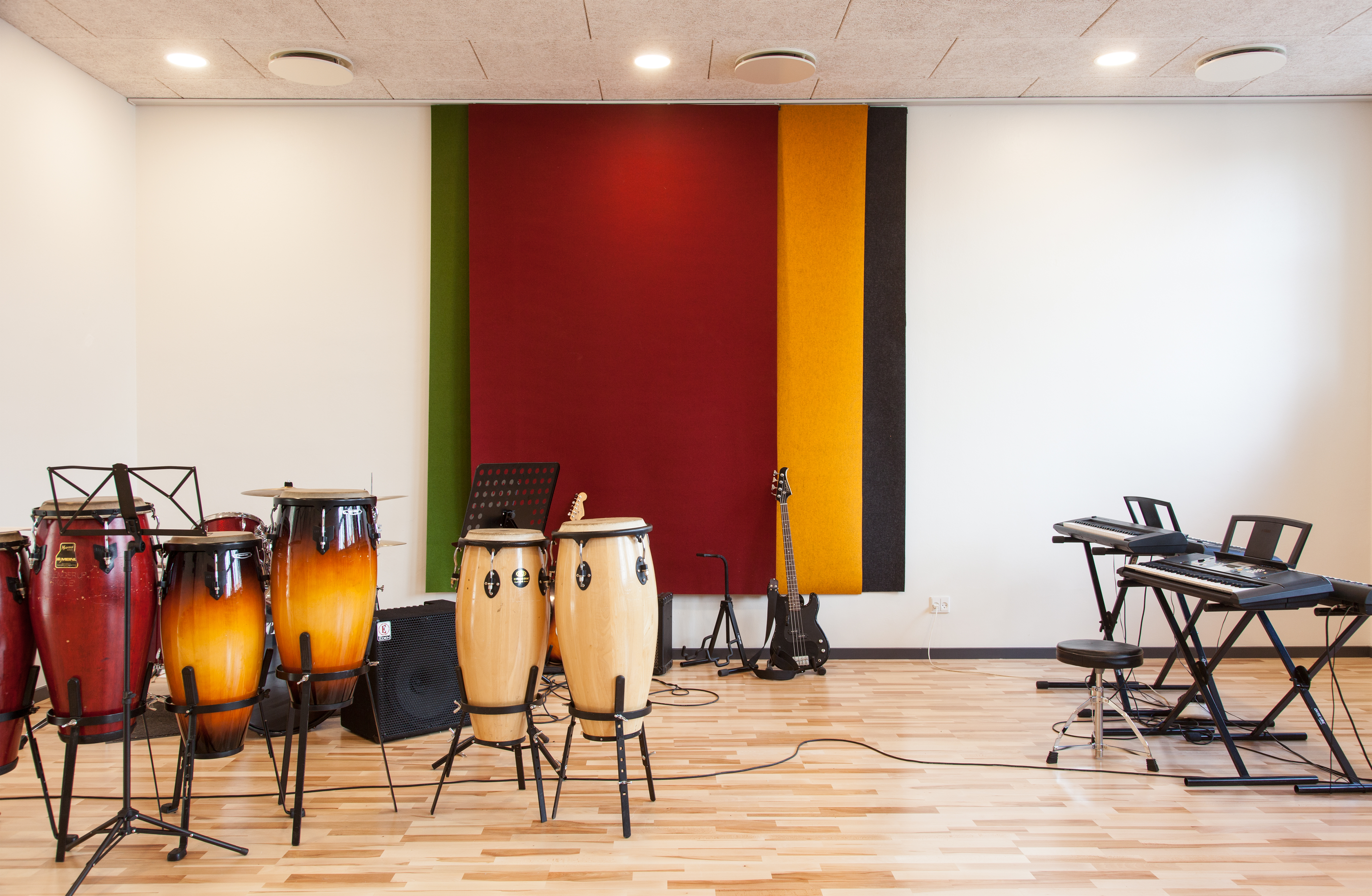 fraster, filt, felt cover, rumafskærmning, roomdivider, akustik, uld filt, inspiration, design, indretning, afskærmning, filtgardin, anne trolles skole